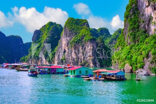 Bild på Floating fishing village rock island in Halong Bay Vietnam Southeast Asia UNESCO World Heritage Site Junk boat cruise to Ha Long Bay Landscape Popular asian landmark famous destination of Vietnam
